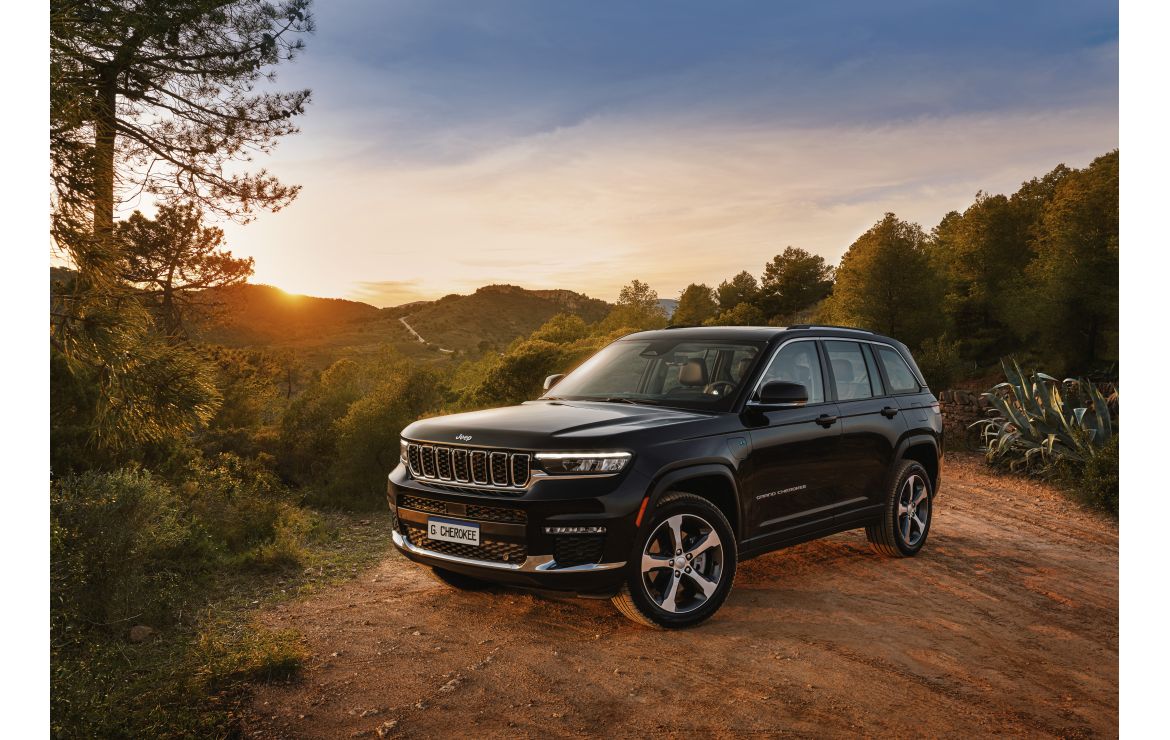 A quinta geração do Jeep Grand Cherokee está chegando ao Brasil como híbrido plug-in