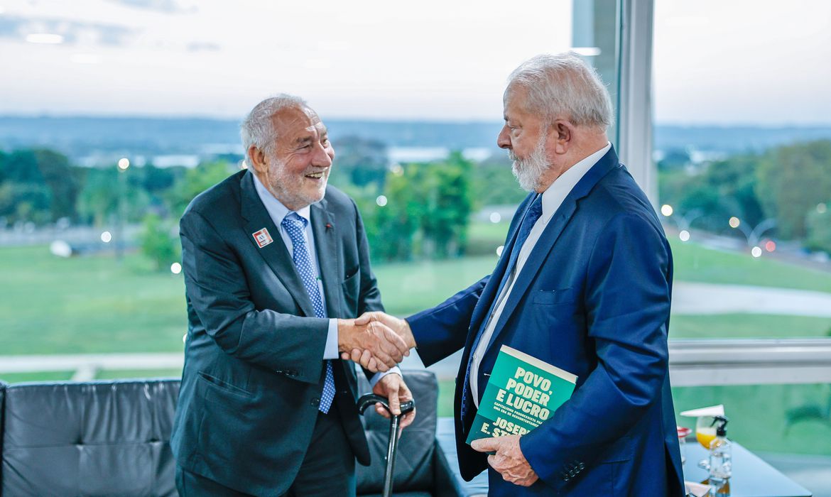 Lula conversa com Stiglitz e agradece apoio às medidas econômicas