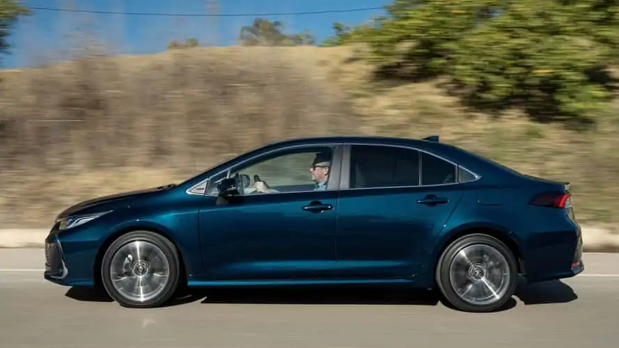 Um dos sedans mais vendidos no mundo, o Corolla 2024 vem aí! Confira o teaser