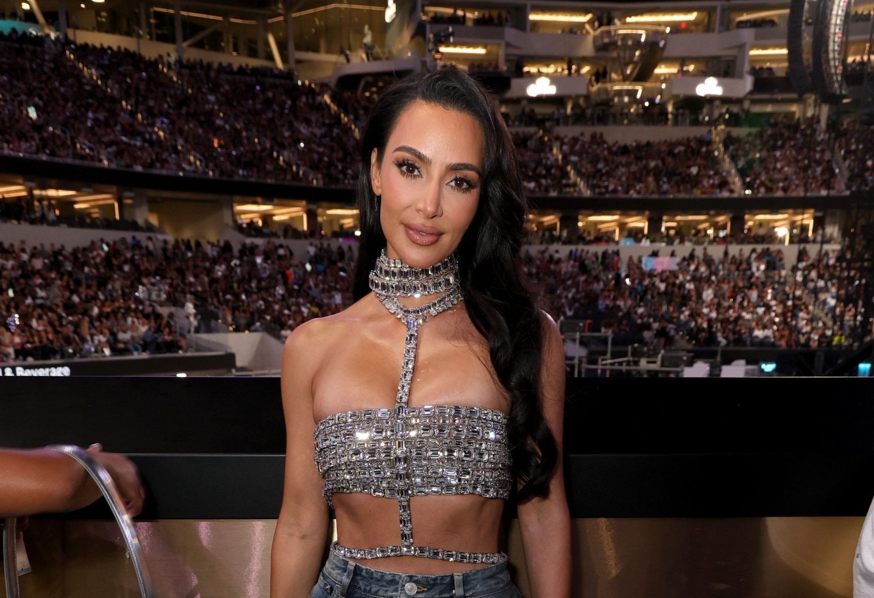 Kim Kardashian usa cristais Swarovski no Show da Beyoncé em L.A