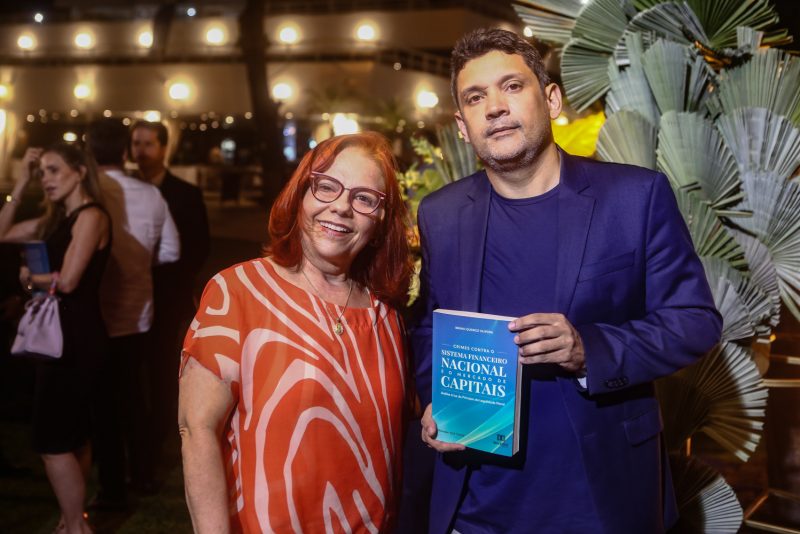 Sessão de autógrafos - Bruno Queiroz comanda o lançamento do seu livro no Iate Clube de Fortaleza