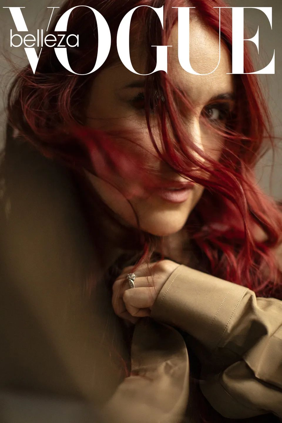 De cabelo vermelho, Dulce María é capa da Vogue México