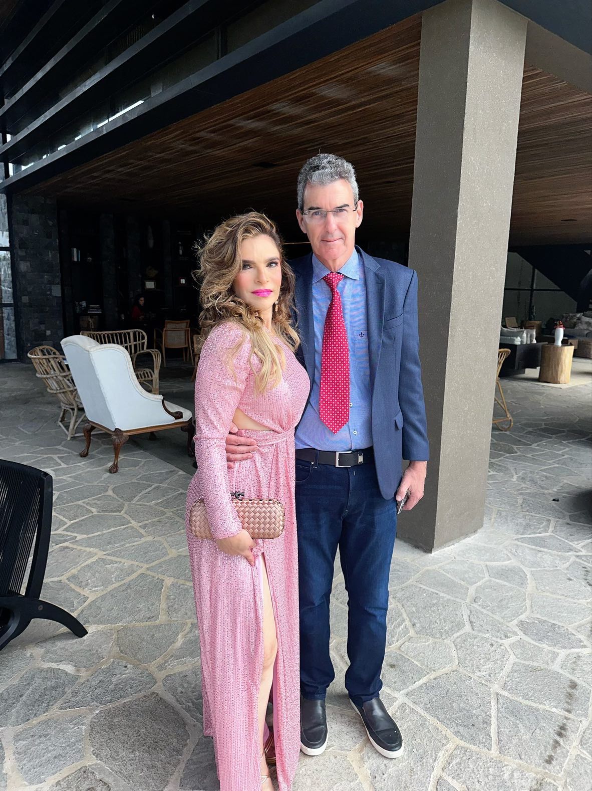 Fabiana Lustosa e Geraldo Luciano prestigiam casamento de Glória & Lapo na Taíba