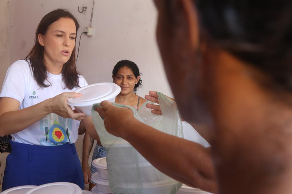 Capitaneado por Lia de Freitas, Ceará Sem Fome ultrapassa 1 milhão de refeições entregues desde o início das cozinhas do programa