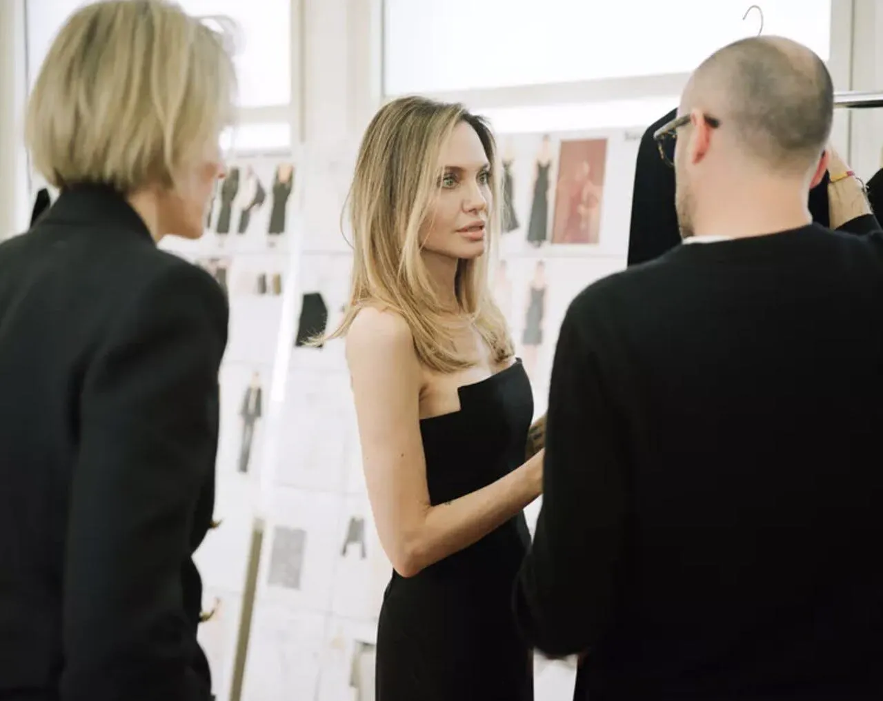 Angelina Jolie apresenta sua primeira coleção de roupas