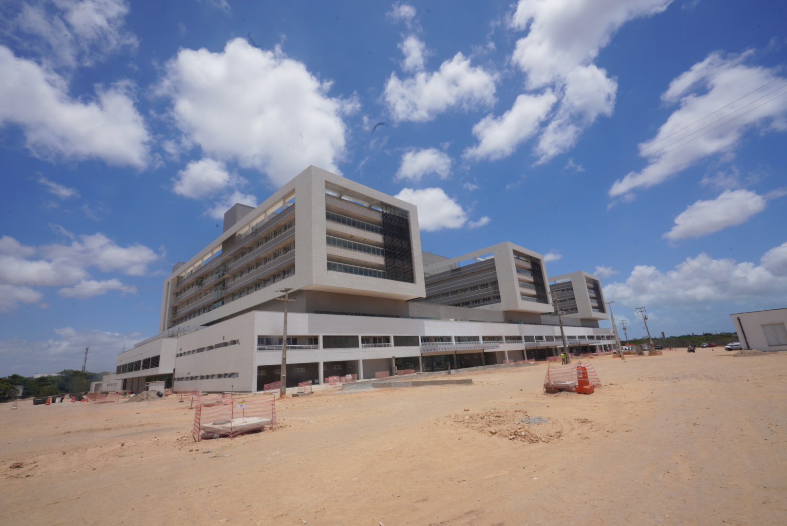 Elmano de Freitas realiza vistoria na reta final de obras do prédio do Hospital Universitário do Ceará