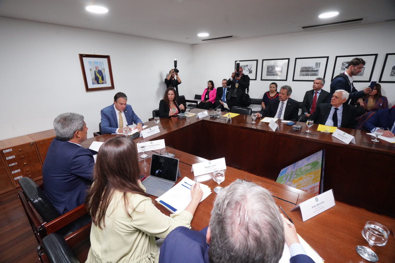 Elmano discute flexibilidade no diálogo do Governo Federal com cada estado em reunião com Camilo Santana e Esther Dweck