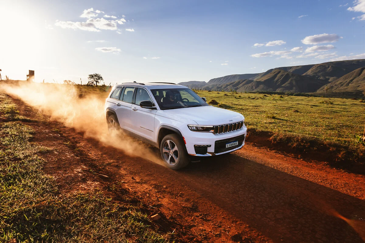 Jeep Grand Cherokee 4xe híbrido plug-in desembarca no Brasil