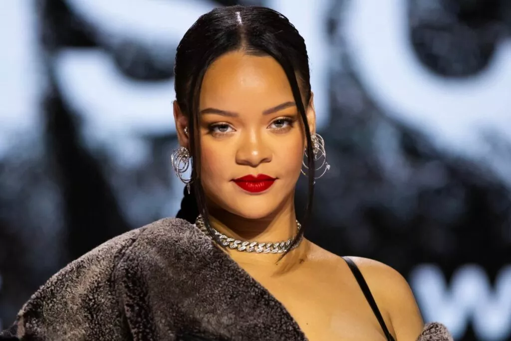 Rihanna retornará aos palcos em 2024 com turnê mundial milionária e dois álbuns, diz site