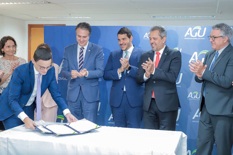 Elmano assina acordo com União e garante pagamento de precatórios para 2025 Elmano assina acordo com União e garante pagamento de precatórios para 2025
