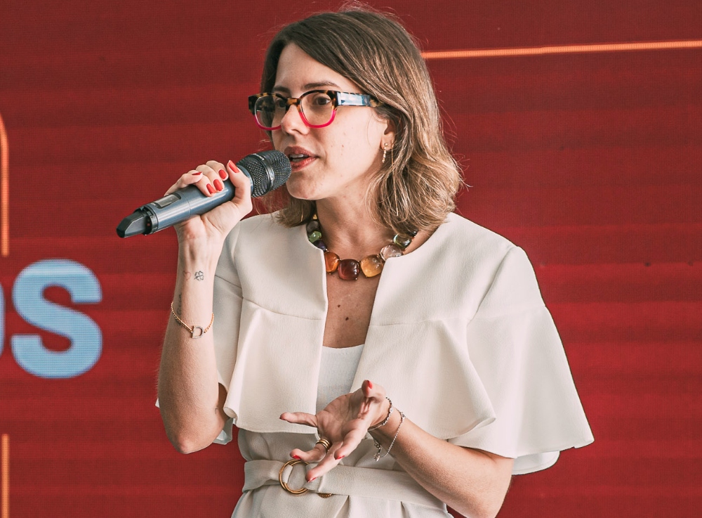 Eduarda Dubeux palestra em lançamento de livro de Socorro Macedo na CDL