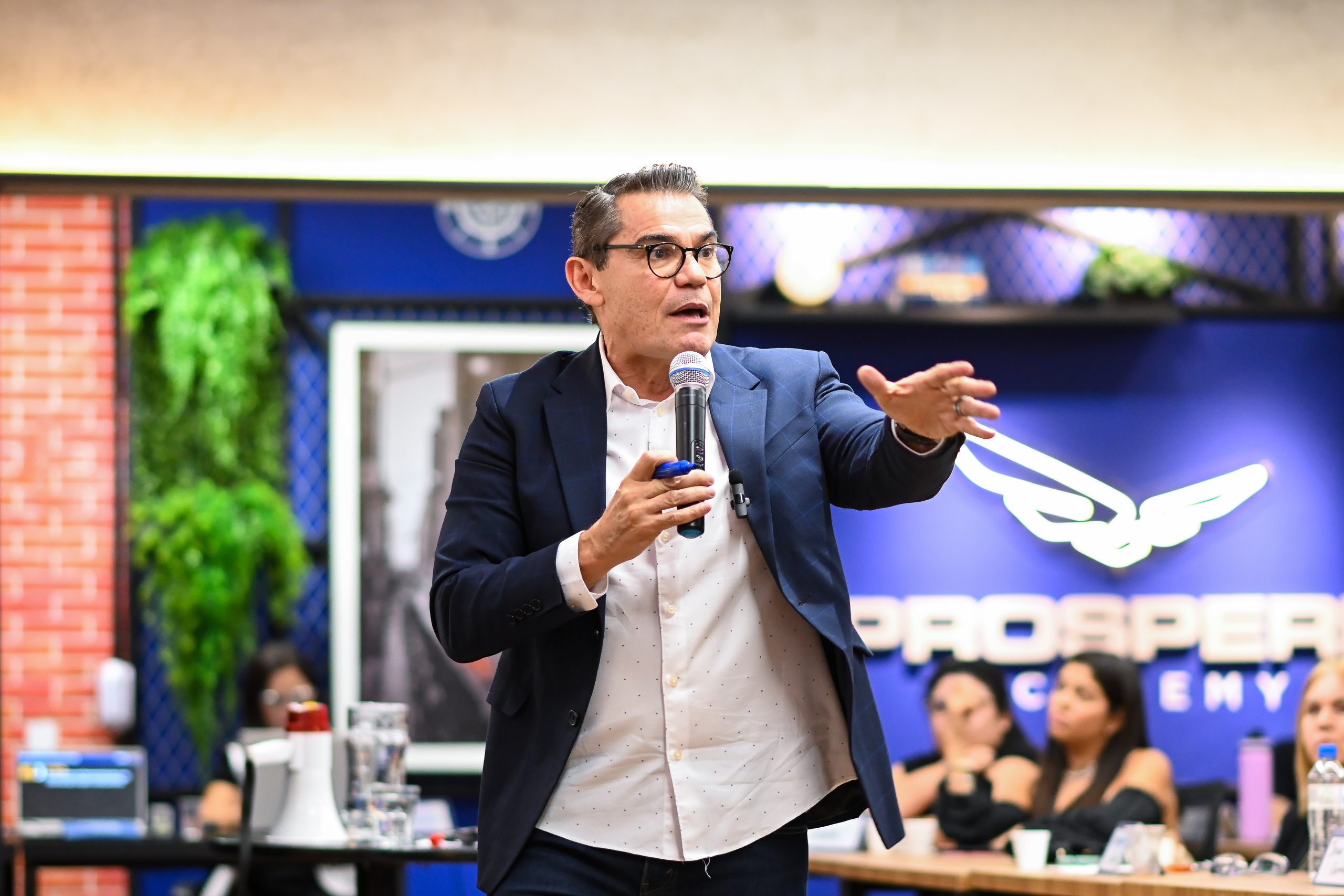 Prospere Academy realiza palestra focada em estratégias de lucratividade para 50 empresários em Fortaleza