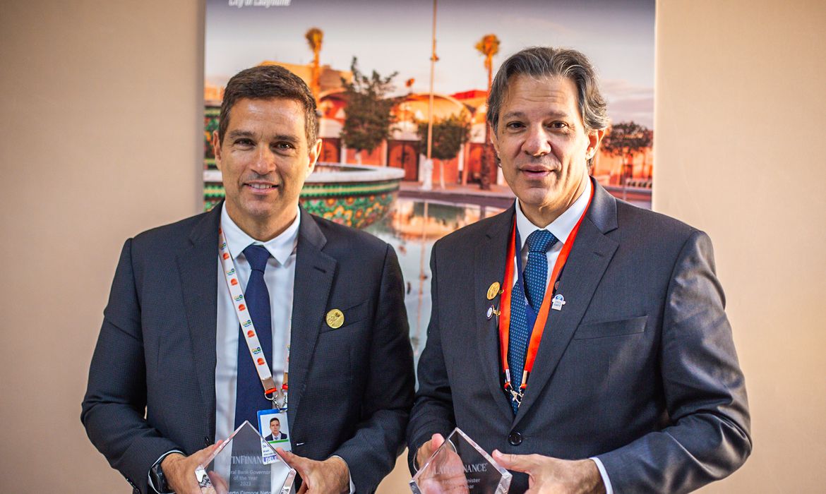 Haddad e Campos Neto recebem prêmio de publicação internacional
