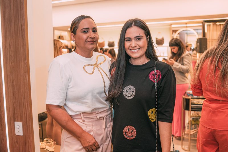 glamour - Maira e Priscilla Silva agitam Meia Sola Maison com cocktail de lançamento da nova coleção Resort 24, de Alexandre Birman