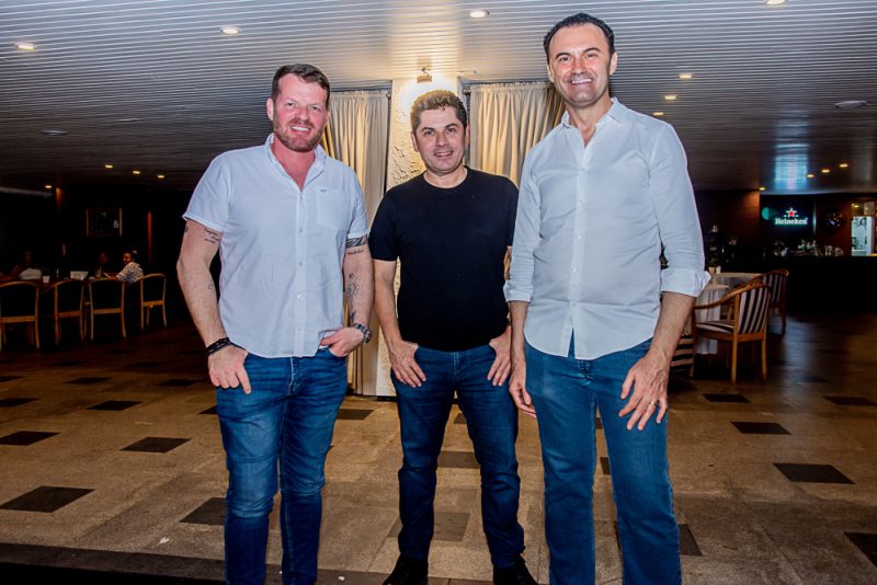 Point de badalação - Pôr do sol e atrações diferenciadas atraem uma turma das boas ao Iate Clube no fim de semana