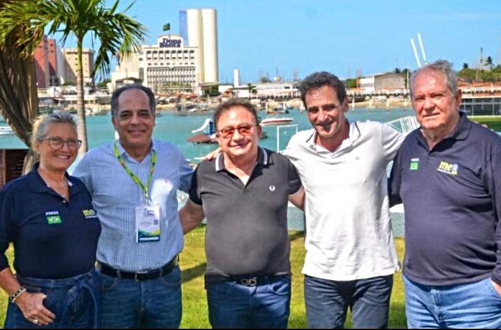 Manoel Linhares recebe representantes do MTur durante almoço no Iate Clube