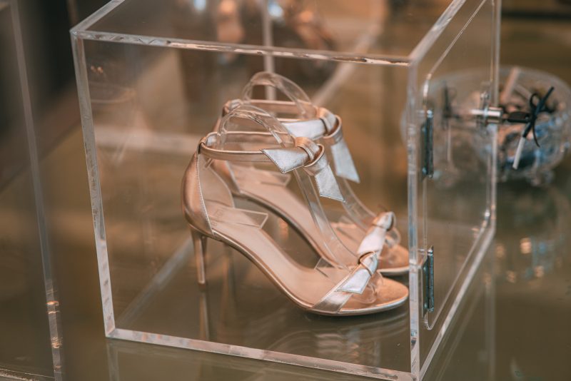 glamour - Maira e Priscilla Silva agitam Meia Sola Maison com cocktail de lançamento da nova coleção Resort 24, de Alexandre Birman