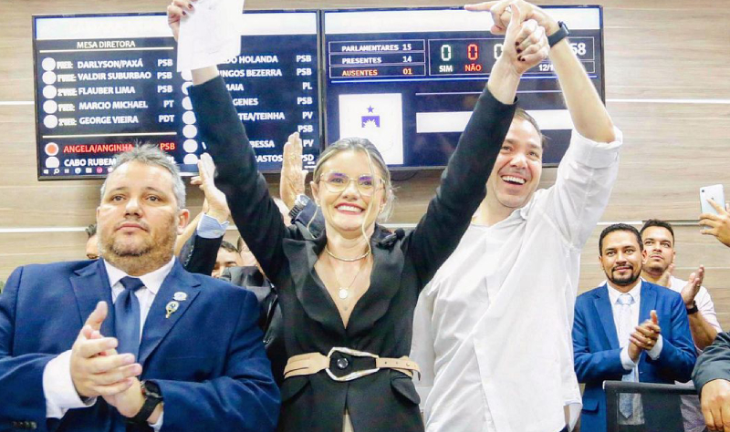 Ao lado de Eduardo Bismarck, Dilmara Amaral toma posse como prefeita de Limoeiro do Norte