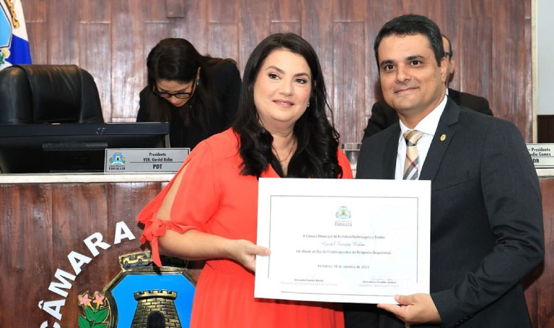 Gardel Rolim recebe homenagem na CMFor em alusão ao Dia do Fisioterapeuta