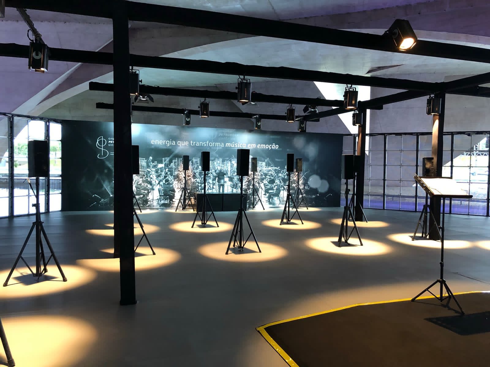 Teatro Municipal São José recebe inovadora experiência itinerante e sensorial