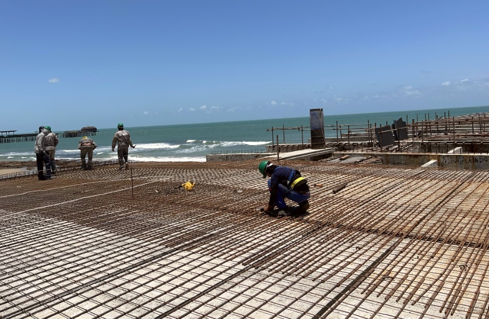 Reconstrução da Ponte dos Ingleses inicia a instalação de novo piso em concreto