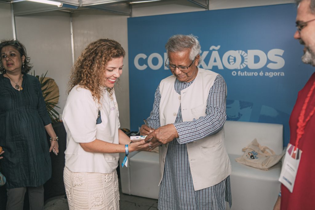 
				Ticiana Rolim Queiroz e Prof Muhammad Yunus 
				
