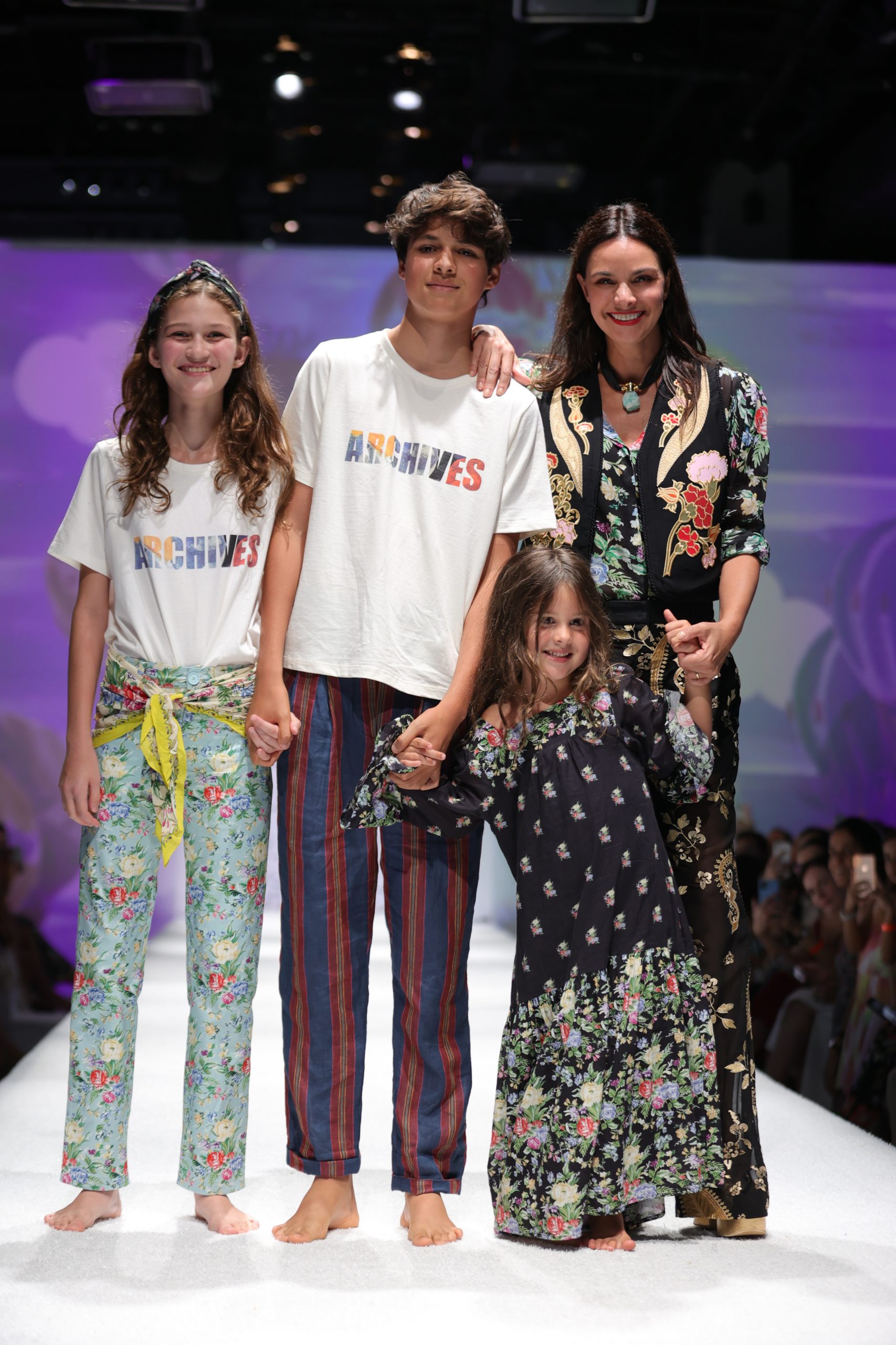 Cris Barros desfila coleção MINI SS24 no FWK Kids