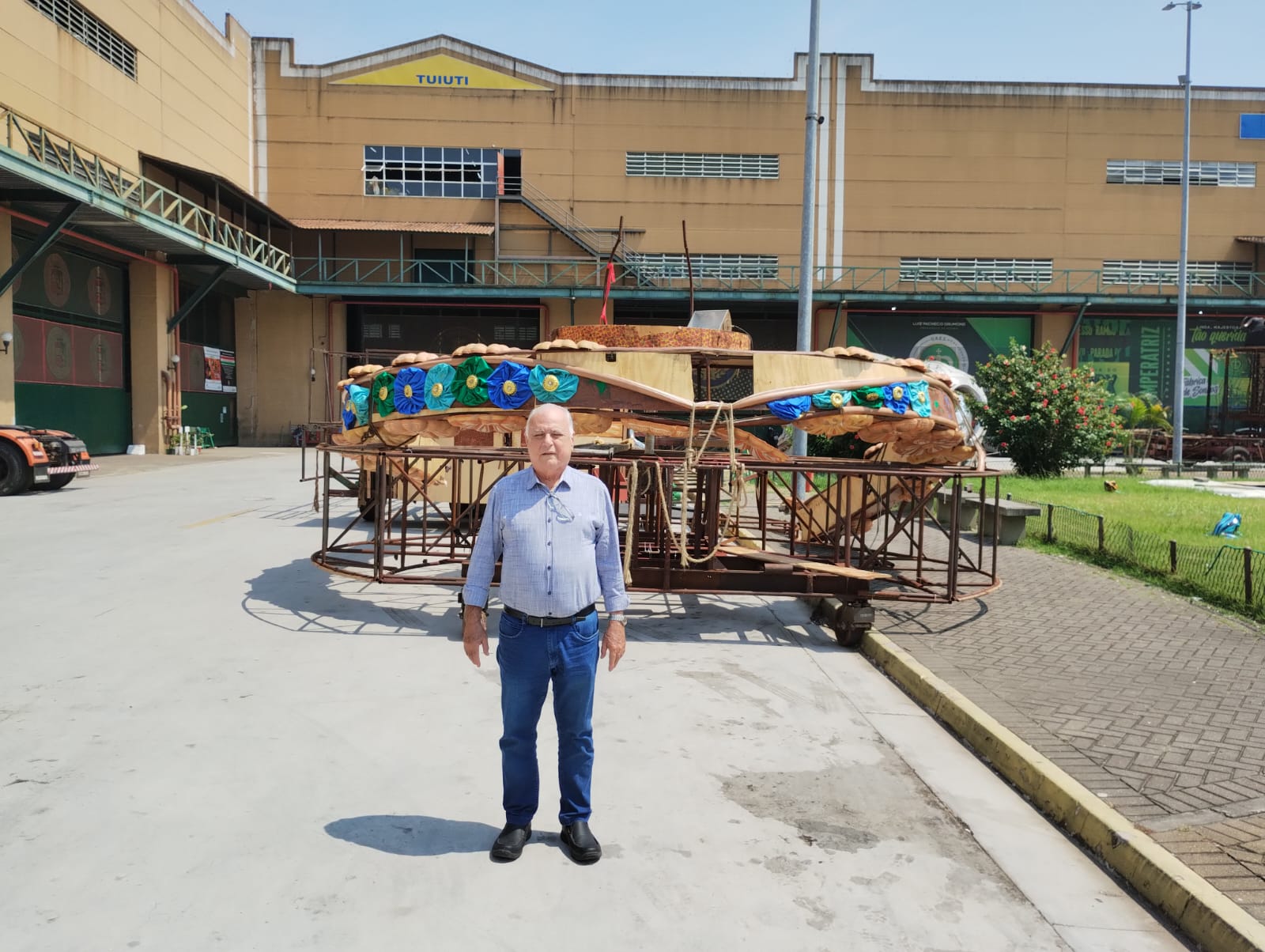 Roberto Pessoa visita Cidade do Samba visando preparativos para o Carnaval de Maracanaú e Região Metropolitana