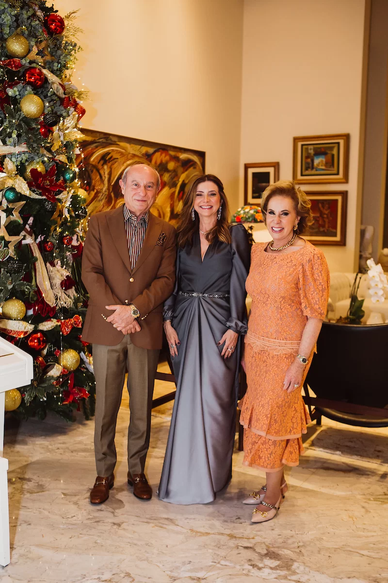 Emilia Buarque é homenageada por Janete Vaz e Flávio Marcílio durante jantar intimista em Brasília