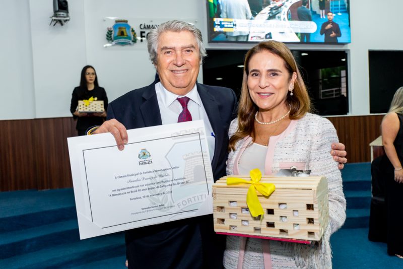 Reconhecimento - CMFor homenageia Rede Bandeirantes durante seminário sobre 40 anos de “Diretas Já”