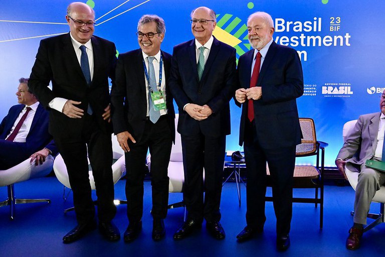 Este é o momento de investir no Brasil, dizem Lula e Alckmin