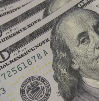 Dólar tem maior alta diária em dois meses e sobe para R$ 4,94