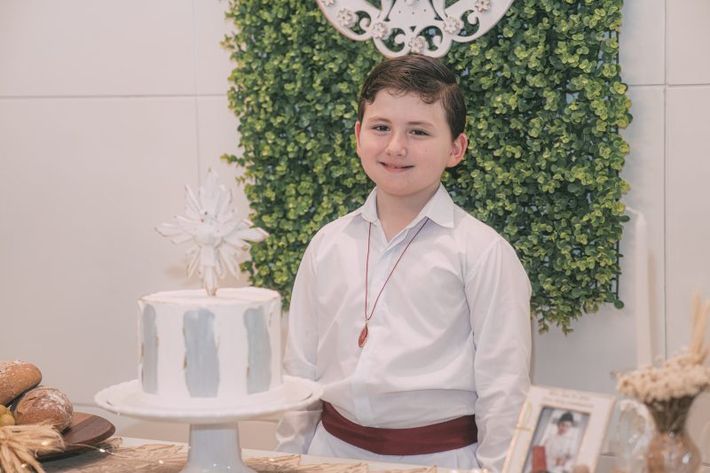 CAMINHADA CRISTÃ - Familiares celebram a primeira comunhão de Erick Vasconcelos