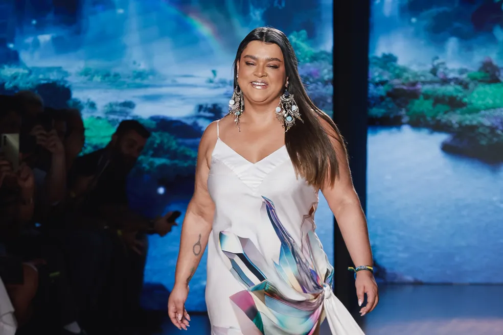Preta Gil faz emocionante homenagem a Gal Costa em desfile no SPFW