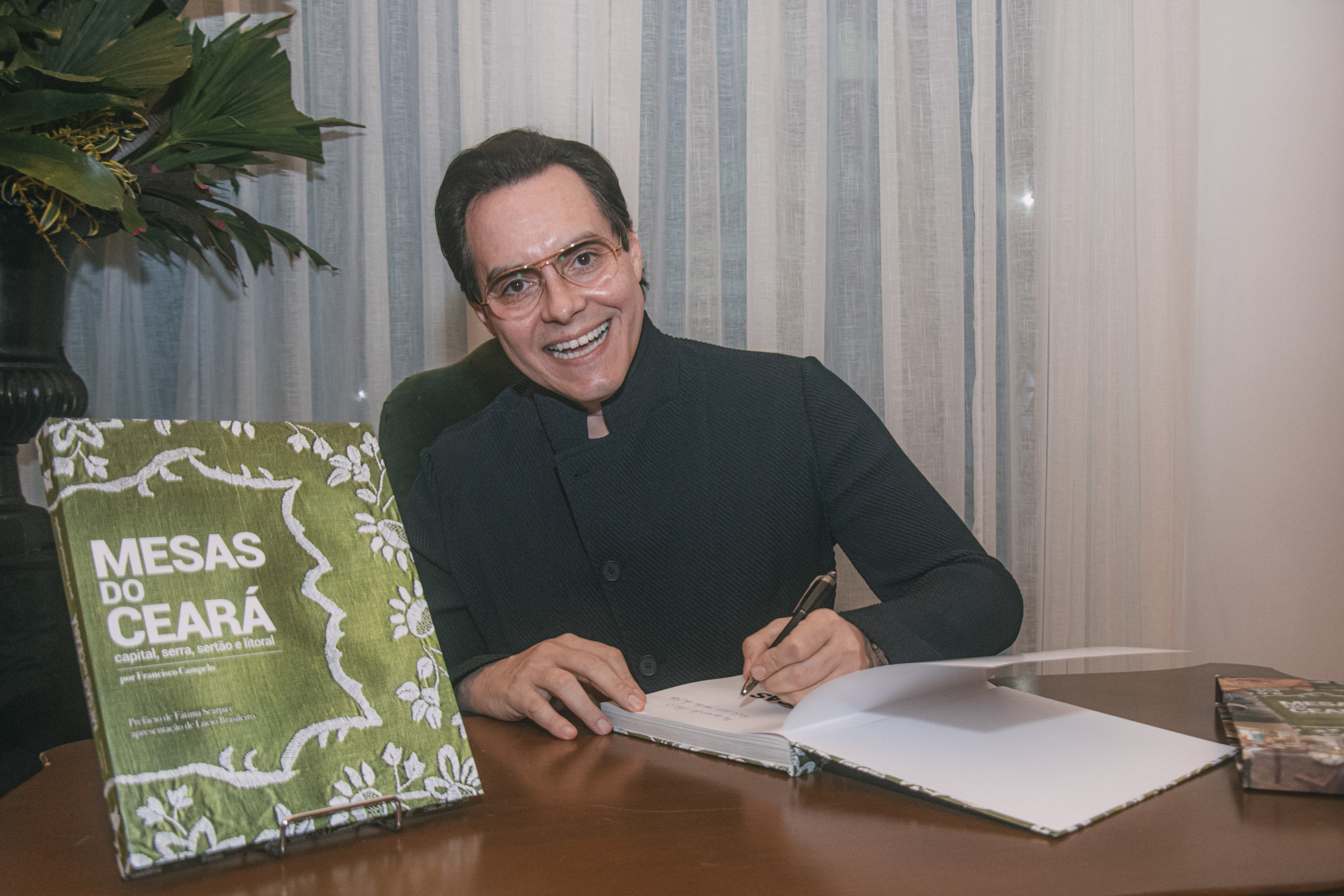 Francisco Campelo pilota sessão de autógrafos do seu livro