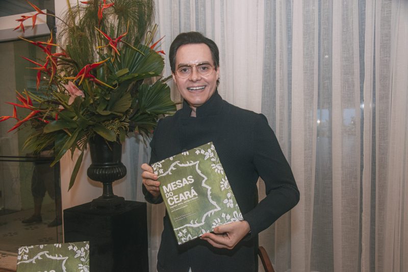 NOITE DE LANÇAMENTO - Francisco Campelo pilota sessão de autógrafos do seu livro “Mesas do Ceará”