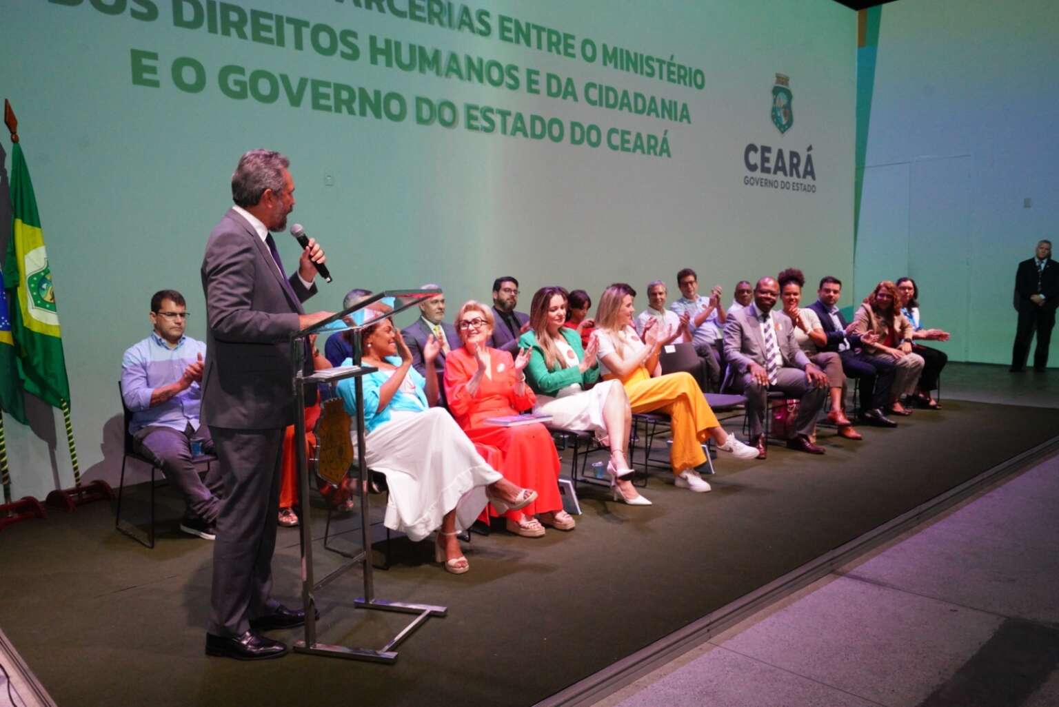 Governador Elmano de Freitas anuncia 1.080 vagas para concurso do sistema socioeducativo