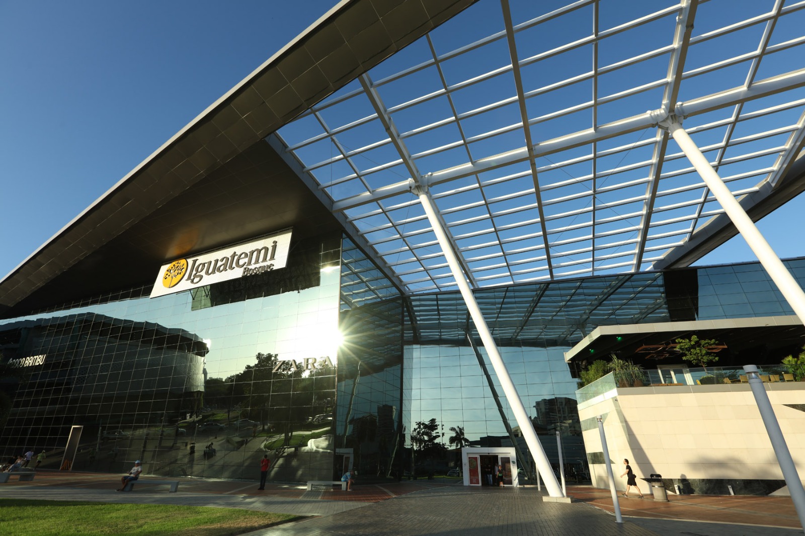 “Super Friday” do Iguatemi Bosque garante duas horas a mais para o cliente aproveitar os descontos de até 70% “Super Friday” do Iguatemi Bosque garante duas horas a mais para o cliente aproveitar os descontos de até 70%