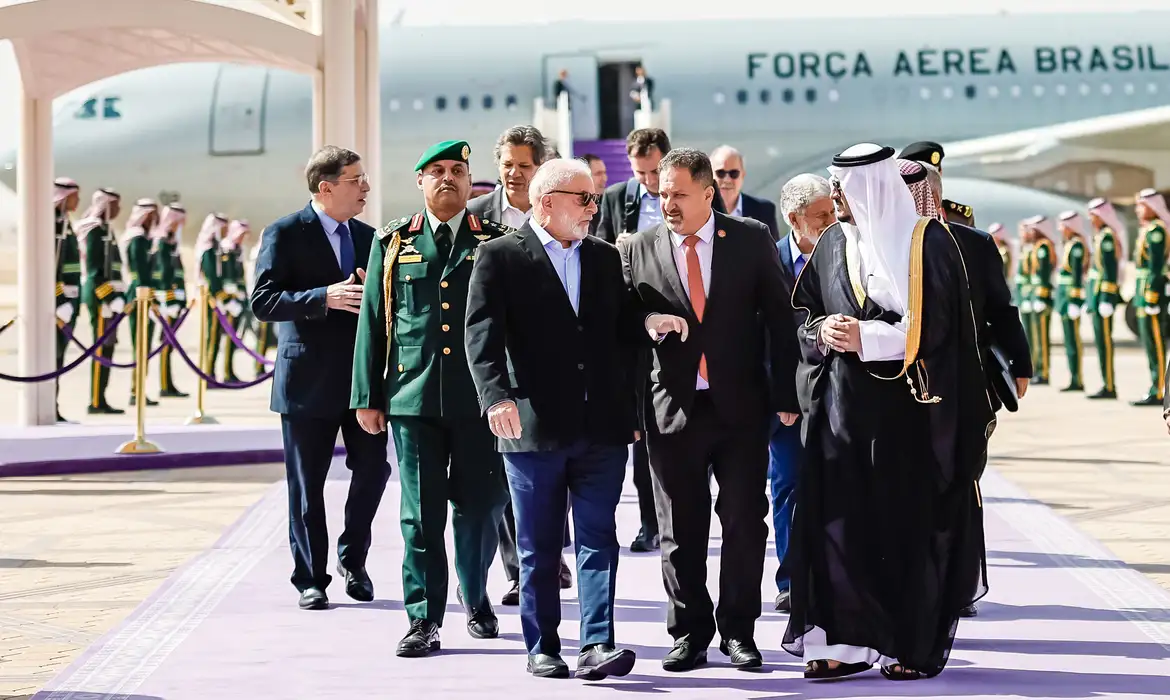 Lula desembarca na Arábia onde apresenta projetos de investimento Lula desembarca na Arábia onde apresenta projetos de investimento
