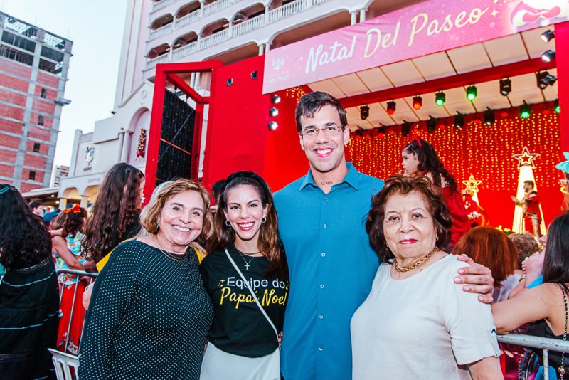 Temporada Natalina - Papai Noel do Del Paseo encanta famílias em cortejo na área externa do shopping