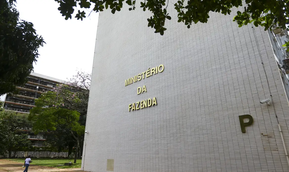 Fazenda aumenta para 2,5% estimativa de crescimento do PIB em 2024