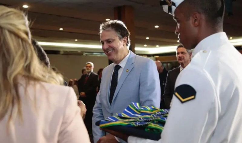 Camilo Santana é agraciado com comenda Grau Grã-Cruz da AGU