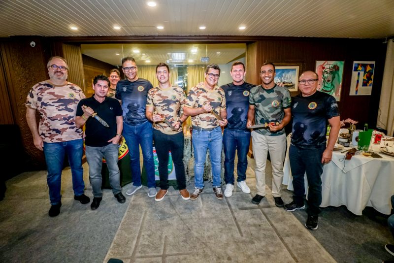 Valores e tradição - Pelotão Ceará na Selva se reúne no Iate Clube para a solenidade de entrega das adagas oficiais