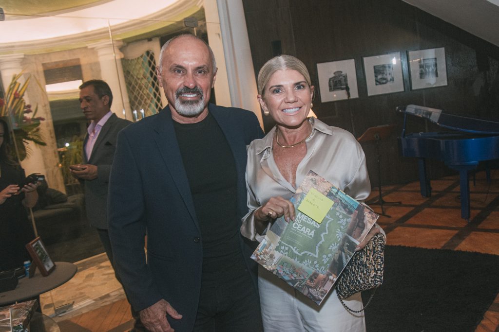 Roberto Pereira E Mirela Costa