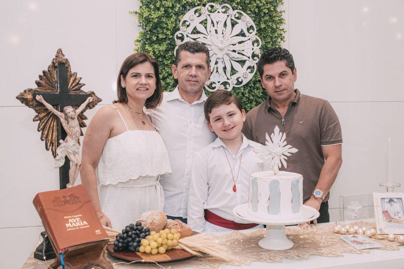 CAMINHADA CRISTÃ - Familiares celebram a primeira comunhão de Erick Vasconcelos