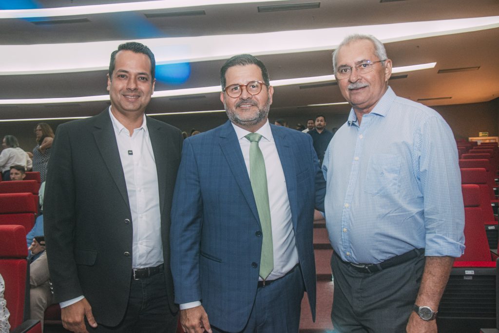 
				Vitor Valim, Carlo Bastos e Netinho Farias 
				