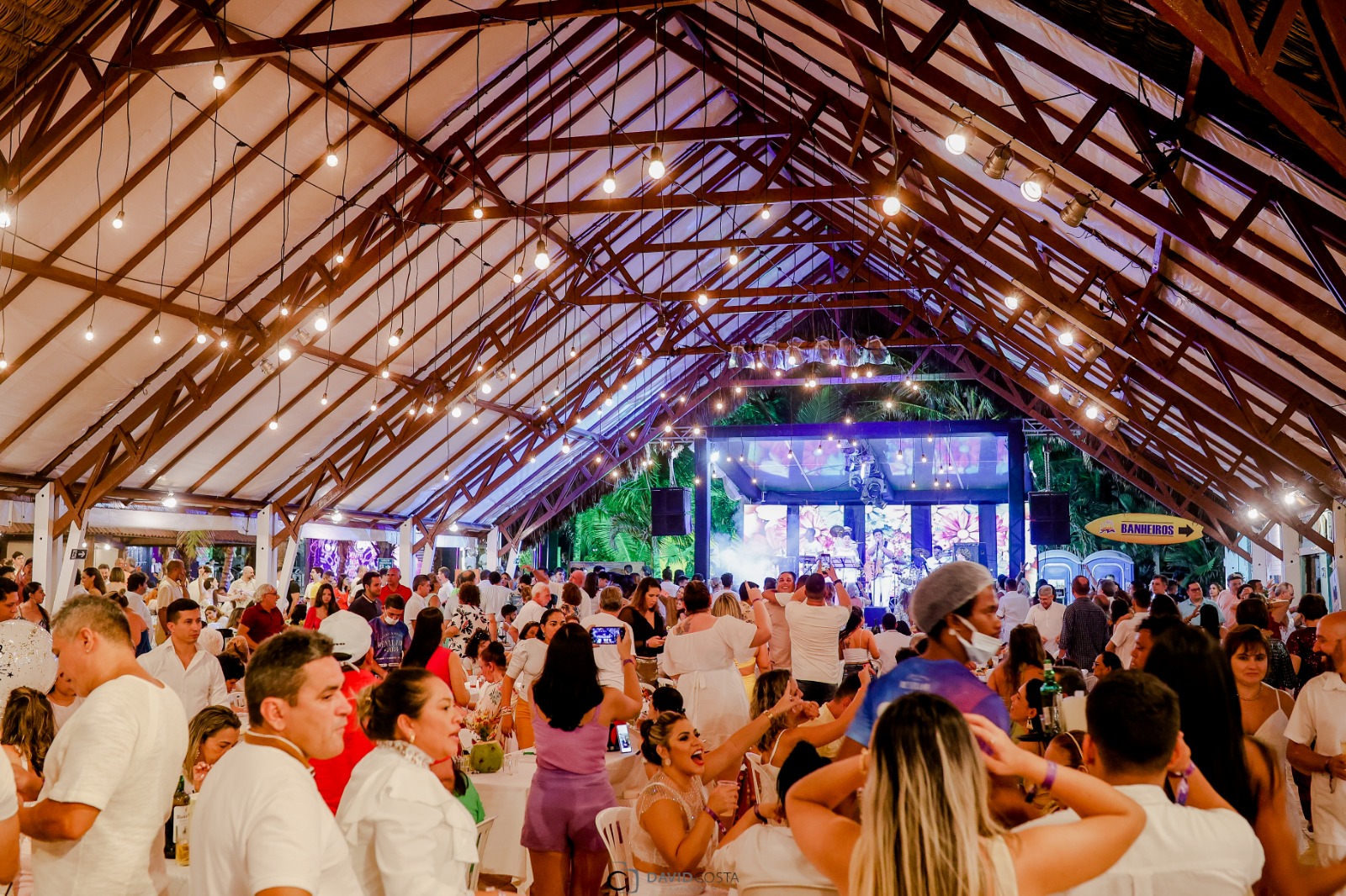 Barraca América do Sol vai realizar a maior festa da Praia do Futuro com música, open bar e open food e show pirotécnico