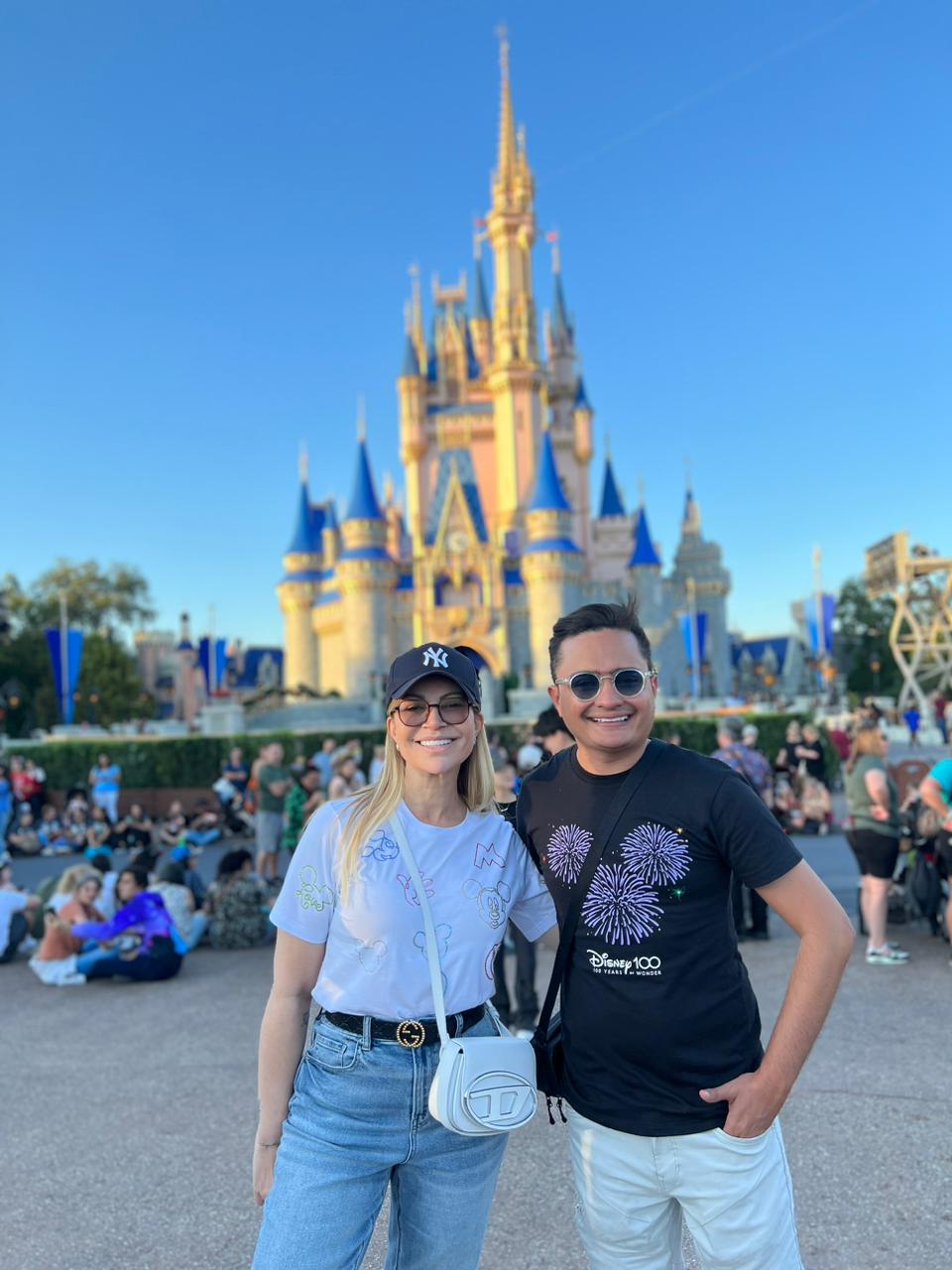 Cerimonialista Felipe Araújo e cantora Solange Almeida curtem parques da Disney em Orlando