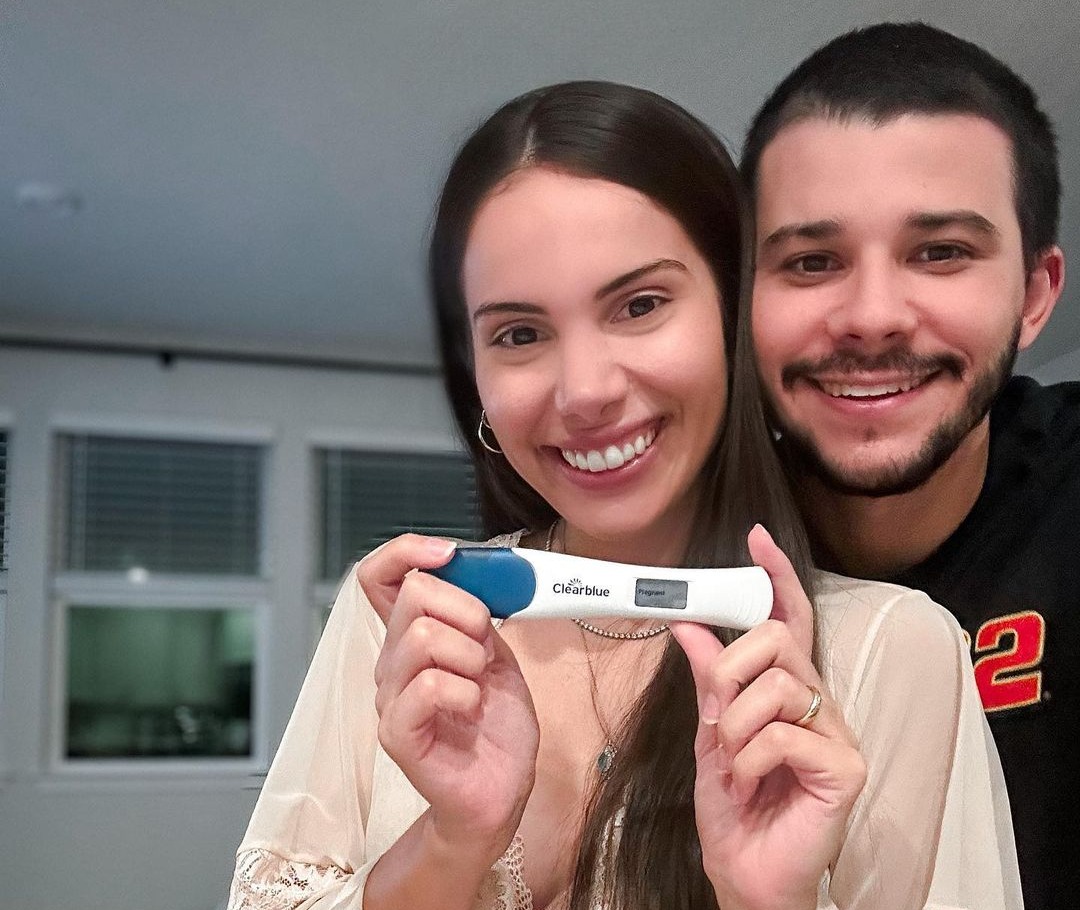 Nicole Vasconcelos e Pedro Paulo Carapeba assinam 1º contrato com a cegonha