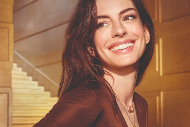 Anne Hathaway estrela campanha de final de ano da Bulgari